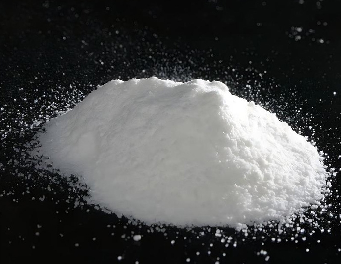 Migrating antistatic additive reduces surface resistivity through moisture absorption